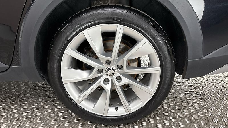 Škoda Superb 2.0 TDI DSG 4x4 Scout Combi - fotka 18 z 29