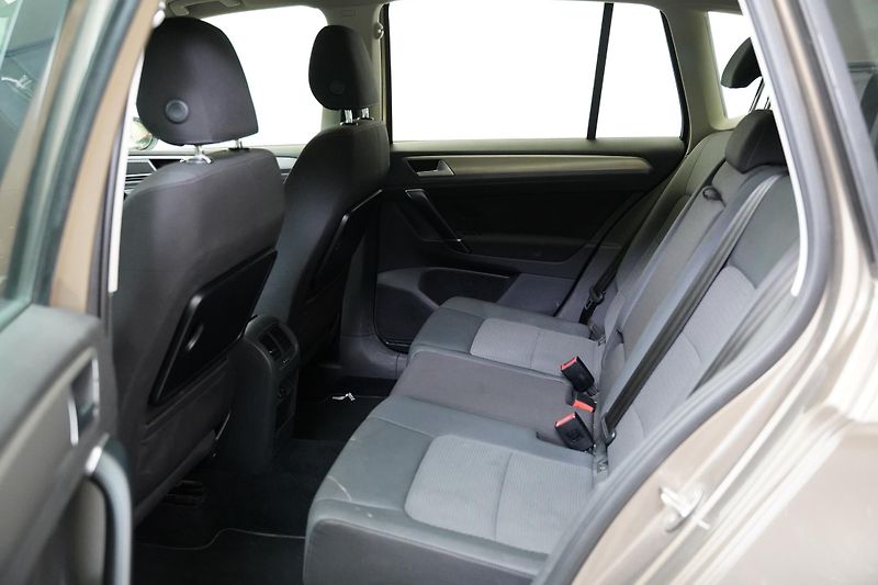 Volkswagen Golf Sportsvan - fotka 23 z 24