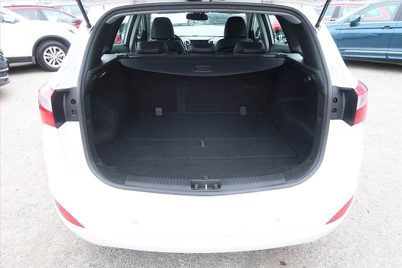 Hyundai i30 (2013) Style 1.6 GDI, Serv.kniha - fotka 14 z 17