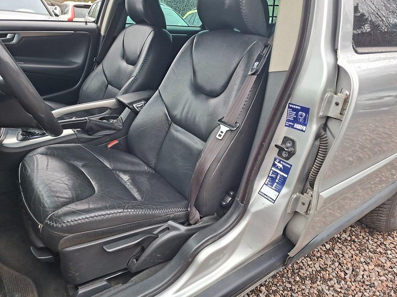 Volvo XC70 (2005) 2.4 D5 120kW AWD -PLNÝ SERVIS! - fotka 17 z 43