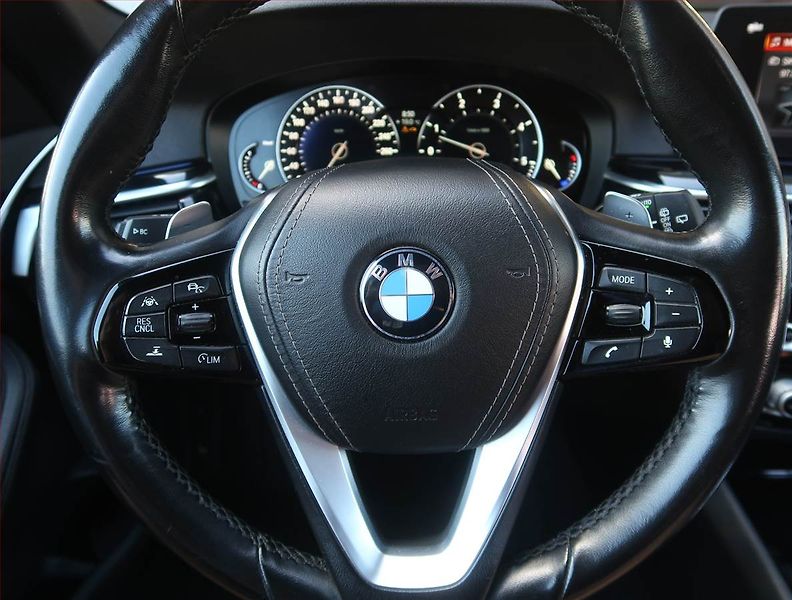 BMW Řada 5 (2018) Sport Line 540d xDrive, 4X4 - fotka 18 z 23