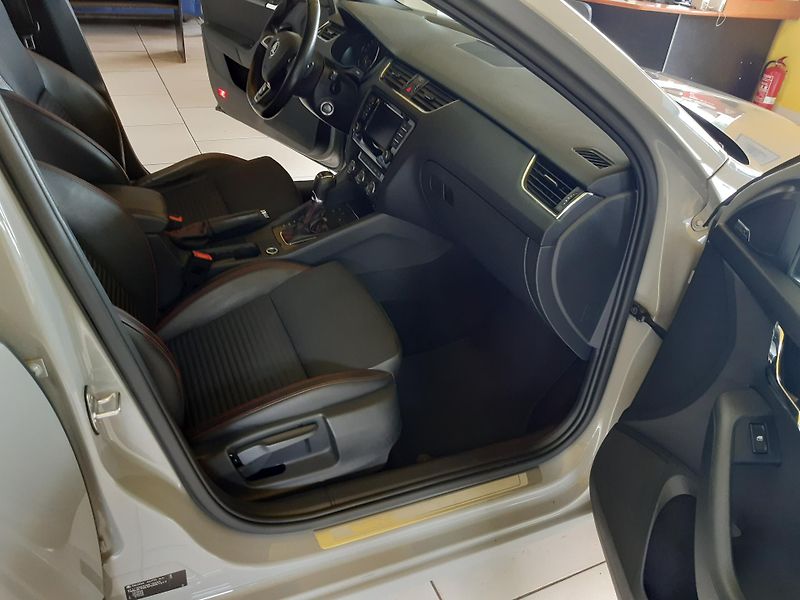 Škoda Octavia 2.0 TDI Combi RS NAVI WEBASTO  - fotka 24 z 28