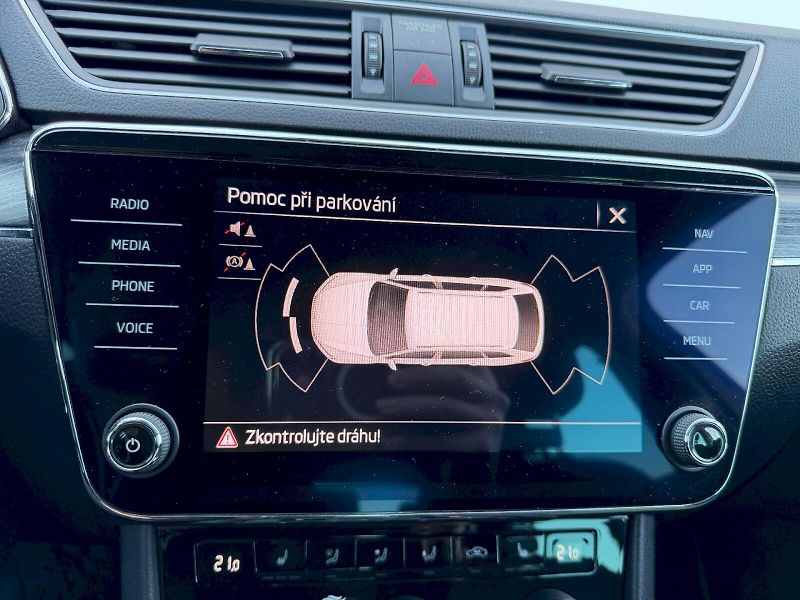 Škoda Superb (2023) 2.0 TDI 110kW DSG Style Plus M - fotka 19 z 35