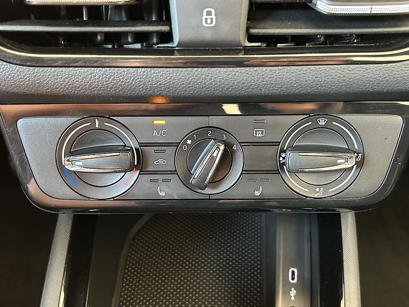 Škoda Kamiq 1.0 TSI Selection - fotka 19 z 28