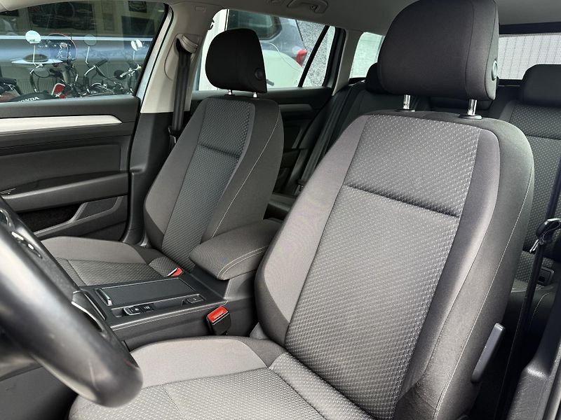 Volkswagen Passat 2,0TDI R-Line Design Navi - fotka 16 z 43