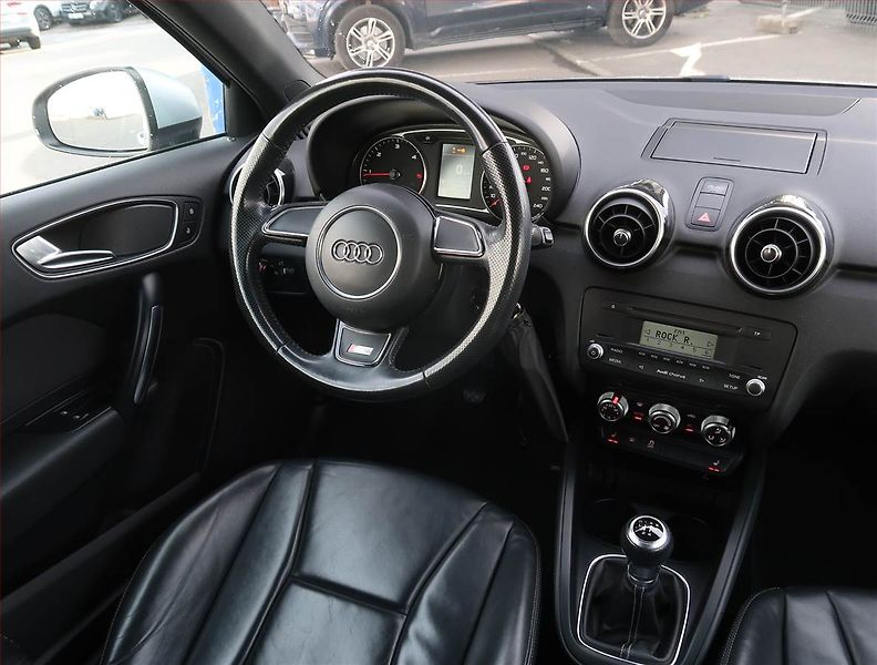 Audi A1 (2011) S-Line 1.6 TDI, Park. senzory - fotka 7 z 17