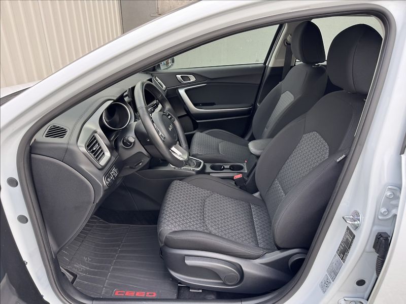 Kia Ceed 1,5 T-GDi Spin DPH 1.maj ČR - fotka 20 z 50
