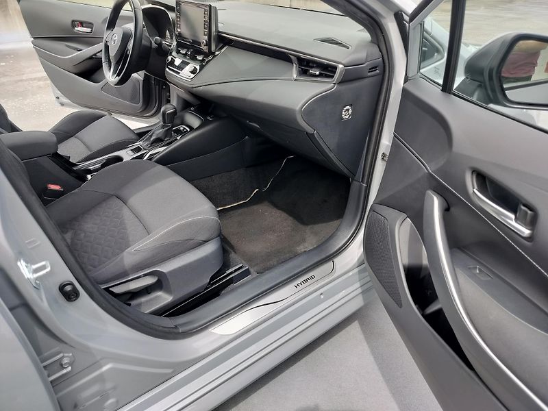 Toyota Corolla 1.8 hybrid business, navigace - fotka 22 z 29