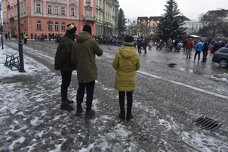 Tradiční Vánoční vyjížďka motorkářů zasněženým Krnovem na Štědrý den 24. 12. 2023