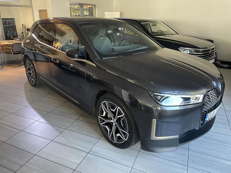 BMW iX (2022) XDrive 40 - fotka 8 z 30