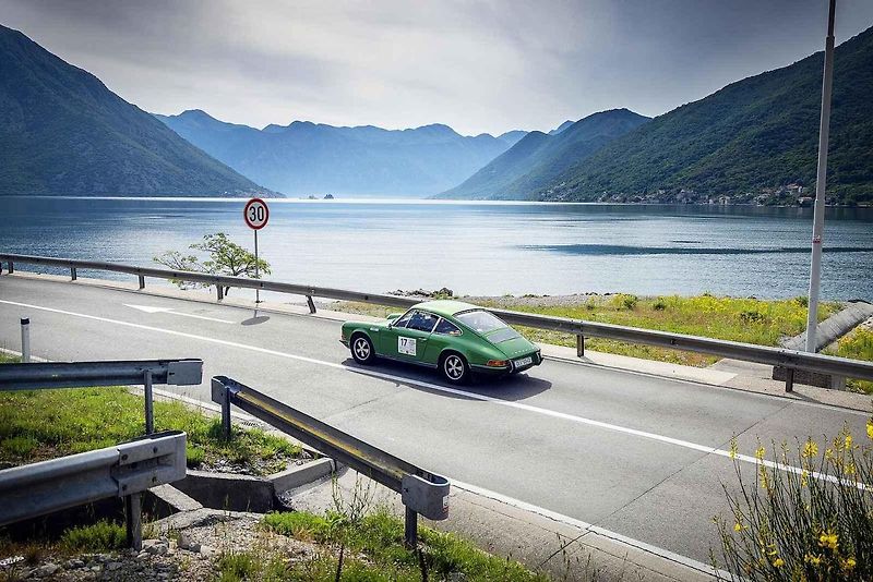 Všichni účastníci s vozy v cíli druhého ročníku Oldtimer Expressu, který mířil z Prahy do řeckých Atén.