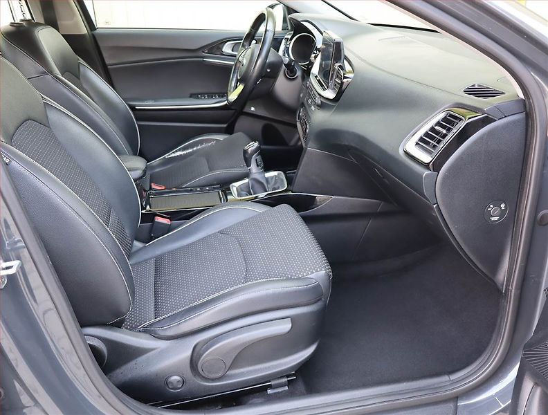 Kia Ceed (2019) Platinum 1.6 CRDi, Navi - fotka 9 z 18