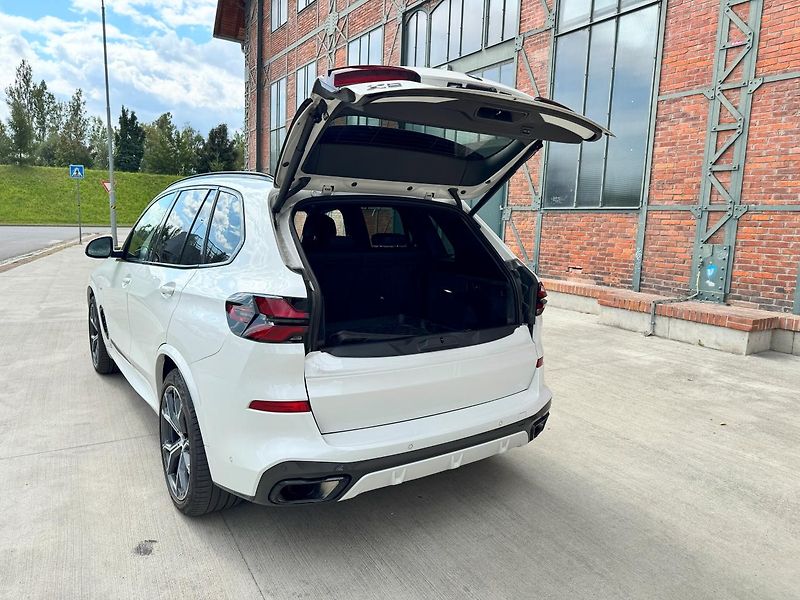 BMW X5 (2024) xDrive 30d M PAKET - fotka 8 z 35