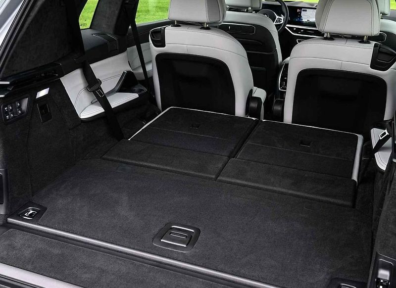 Velké SUV je překvapivě schopné i na zatáčkovitých silnicích