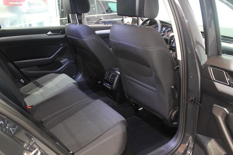 Volkswagen Passat (2021) 2.0TDI DSG Model 2022 - fotka 24 z 35