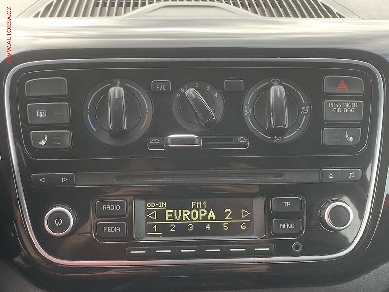 Volkswagen up! (2012) 1.0i, AC, výhřev sed - fotka 16 z 18