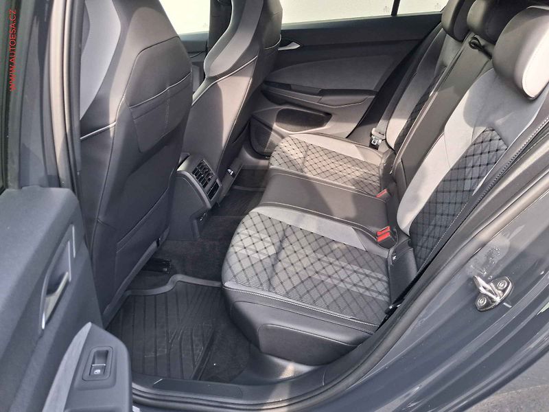 Volkswagen Golf (2023) 1.5 TSi, ČR, R-Line - fotka 10 z 20