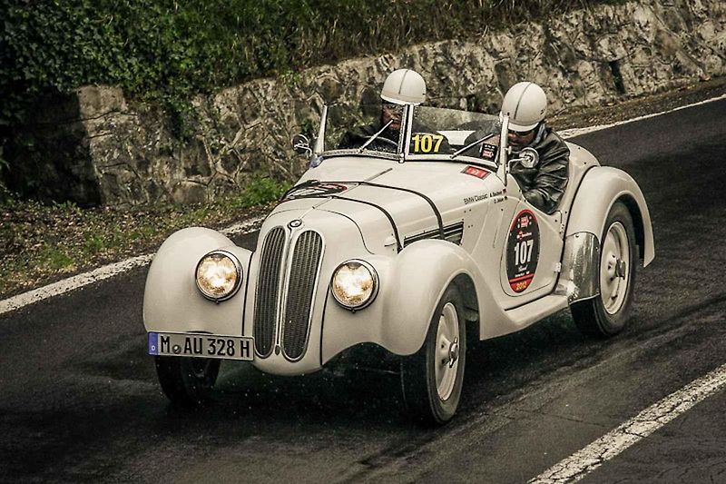 Vůz BMW 328 byl už od začátku navržený jako soutěžní model, který má dát bavorské značce sportovní image. Na snímku je BMW 328 z roku 1938 v Louwman Muzeu.