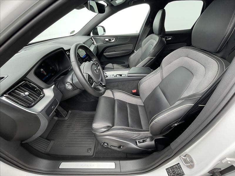 Volvo XC60 2,0 B4 A8 Ultimate Dark - fotka 4 z 23