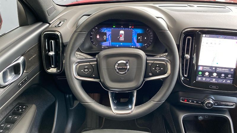 Volvo XC40 PLUS DARK, B4 AWD, 145+10 kW / - fotka 13 z 38