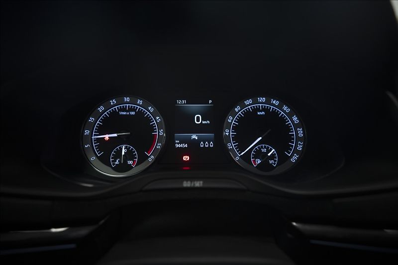 Škoda Karoq 2,0 TDI DSG KEYLESS VÝHŘEV ČR - fotka 34 z 38