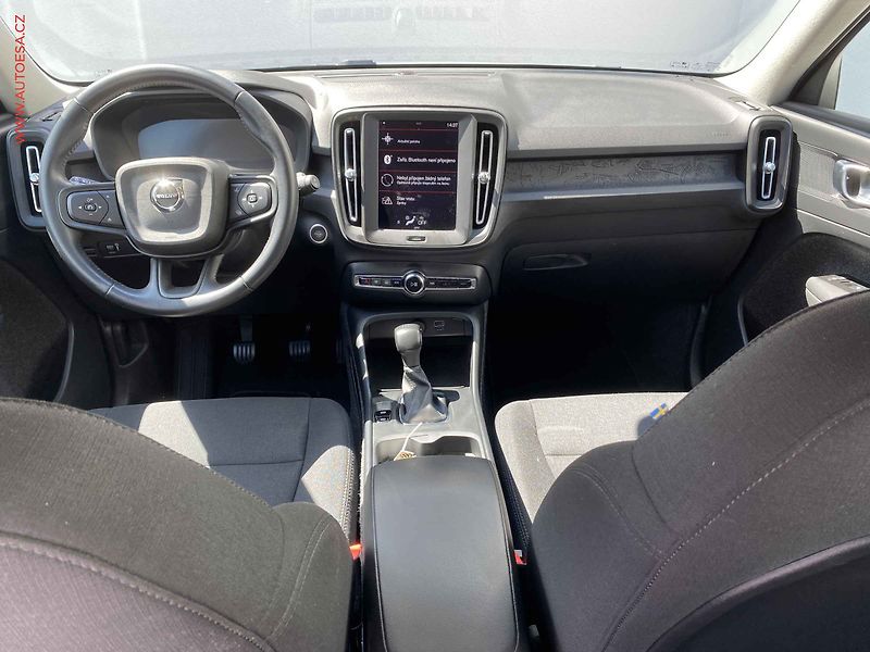 Volvo XC40 (2021) 1.5i, ČR, Momentum, AT, LED - fotka 8 z 17