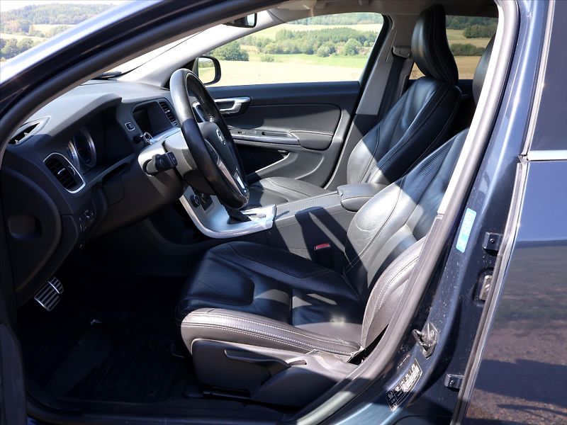Volvo V60 2,4 D4 V5 Aut. AWD R-design - fotka 11 z 32
