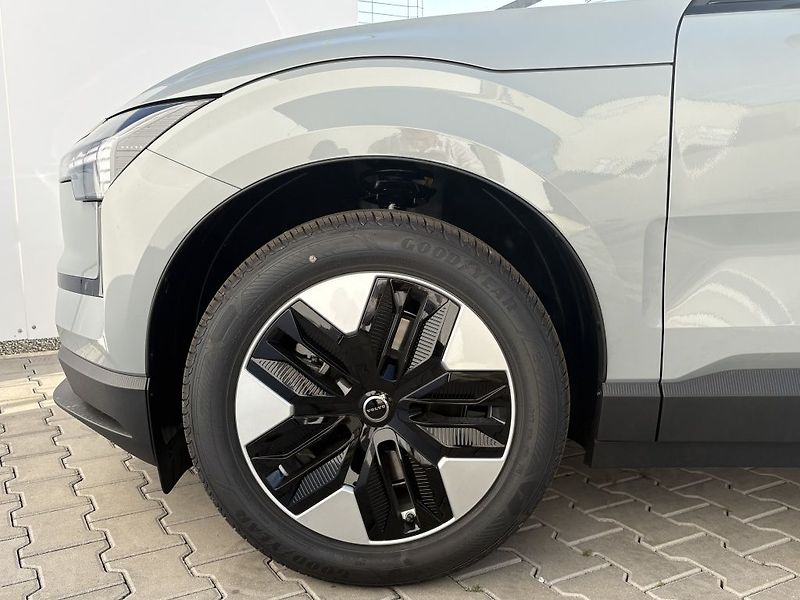 Volvo EX30 PLUS P5 Long Range Electric 20 - fotka 25 z 25