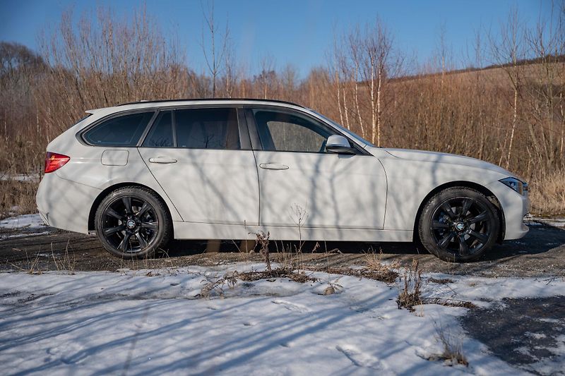 BMW Řada 3 (2014) 320d Touring F31 xDrive AT - fotka 14 z 28