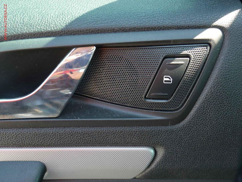 Škoda Octavia (2010) 1.6TDi, Navi, xenon - fotka 12 z 18