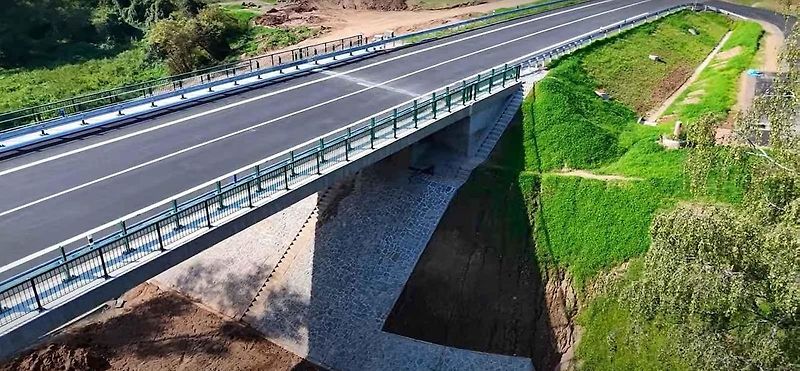 Obchvat Jaroměře z ptačí perspektivy. Průlet nad stavbou před dokončením.