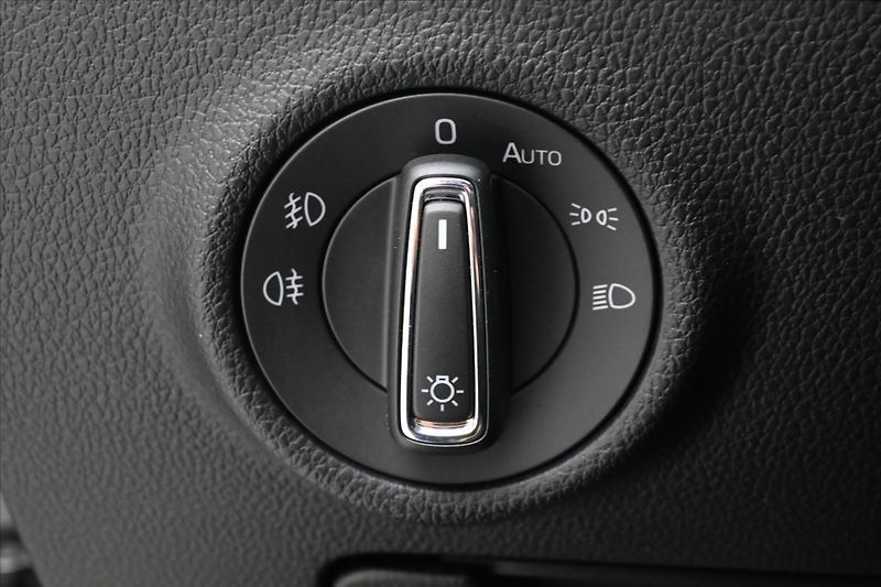 Škoda Superb 2,0 TDI 110 kW DSG Style Záruk - fotka 27 z 32