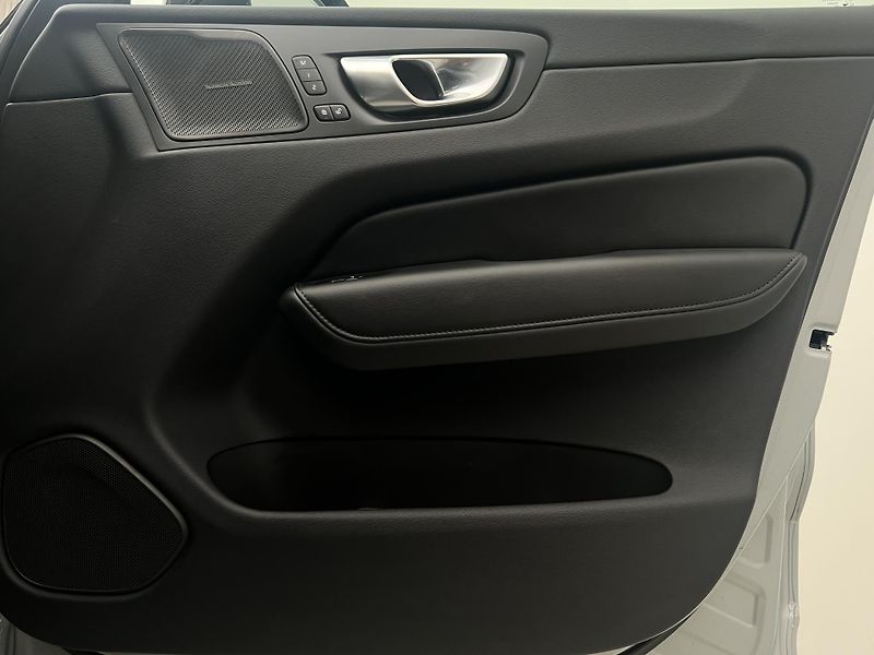 Volvo XC60 T8 AWD ULTRA DARK AUT CZ - fotka 47 z 47