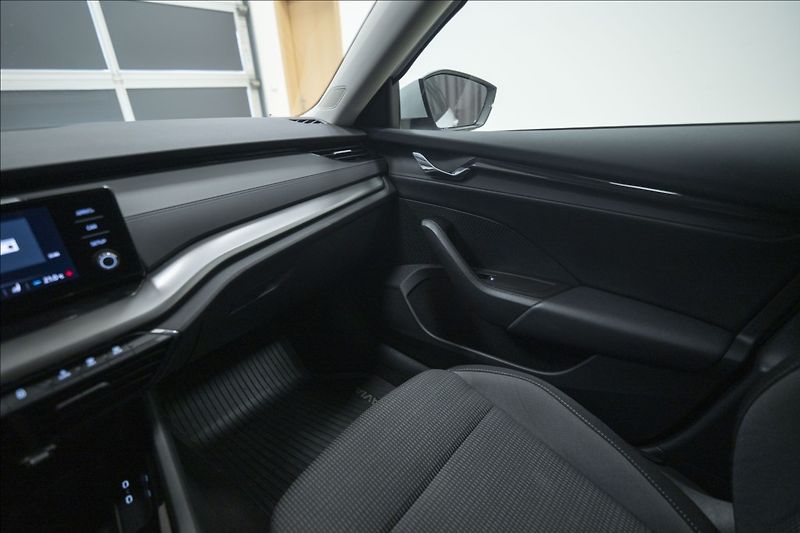 Škoda Octavia 2,0 TDI DSG VÝHŘEV 1. MAJ ČR - fotka 26 z 38