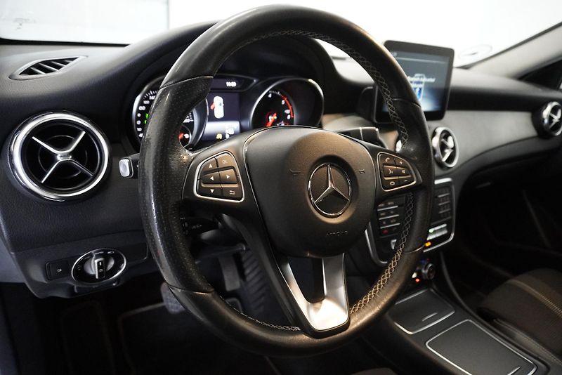 Mercedes-Benz GLA 200 2.2D 100 kW AUTOMAT - fotka 16 z 32