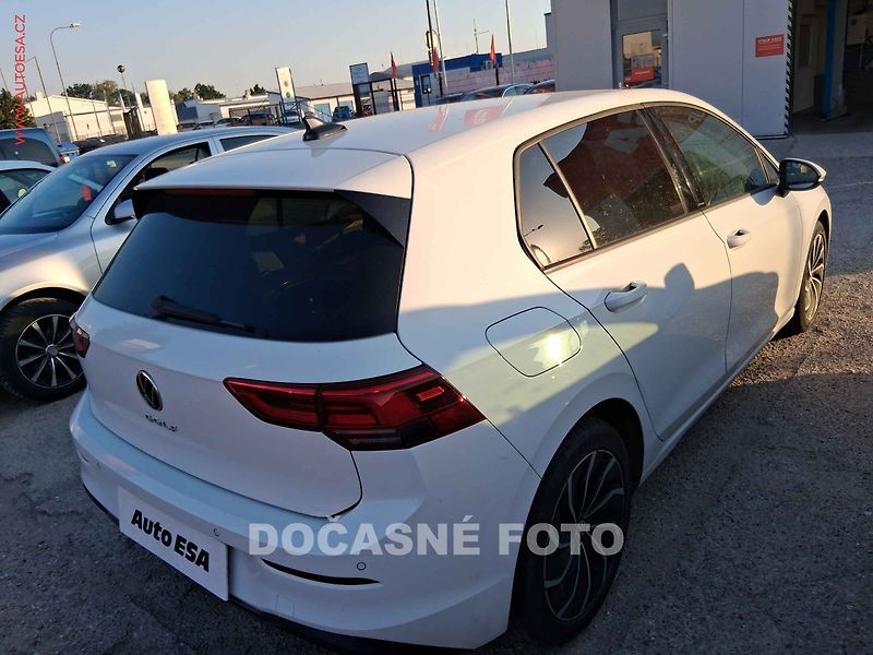 Volkswagen Golf (2020) 1.5 TSi, ČR, AC, LED, kmara - fotka 2 z 3