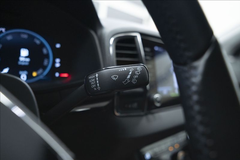 Škoda Karoq 2,0 TDI DSG 4x4 NAVI KAMERA ČR - fotka 36 z 40