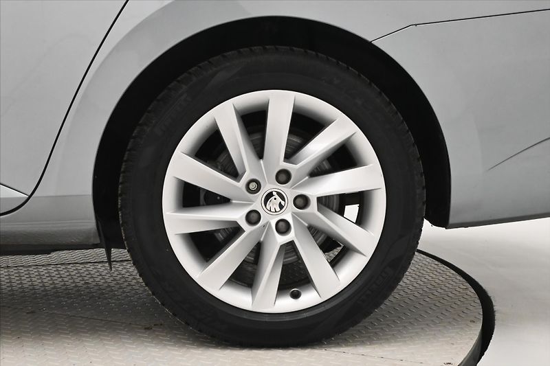 Škoda Superb 1,4 TSI iV 160 kW DSG Style Zá - fotka 31 z 31