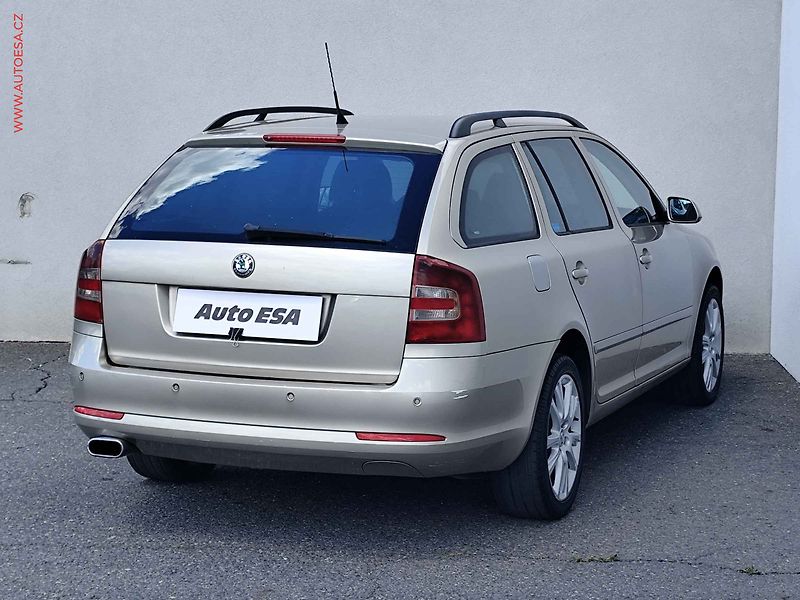 Škoda Octavia (2006) 1.9TDi, ČR, AC, park.čidla - fotka 4 z 17