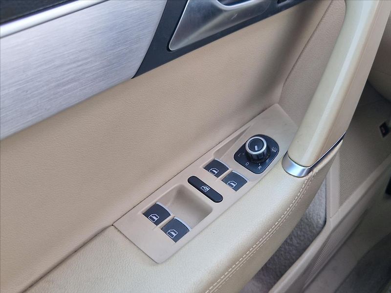 Volkswagen Passat 2,0 TDi 4MOTION KŮŽE KAMERA - fotka 35 z 37