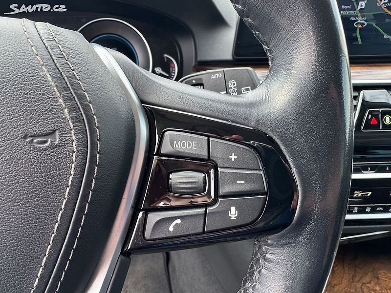 BMW Řada 5 (2017) 520d xdrive Sportline kombi - fotka 9 z 50