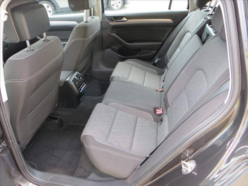 Volkswagen Passat 1,5 TSI 110kW DSG7 ČR Variant - fotka 25 z 27
