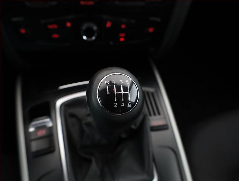 Audi A4 (2010) 2.0 TDI, nová STK - fotka 13 z 18
