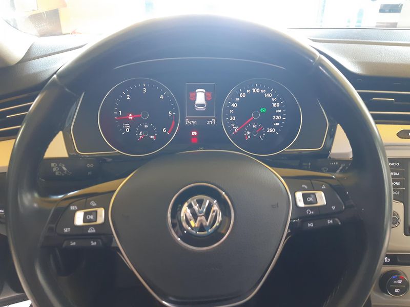 Volkswagen Passat 2.0 TDI COMBI NAVI TEMPOMAT - fotka 12 z 21
