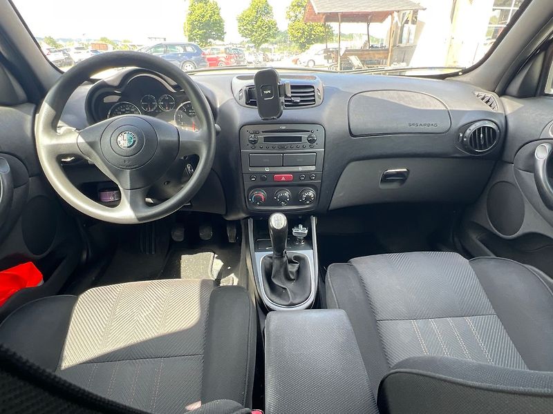 Alfa Romeo 147 1,6 16 V - fotka 7 z 15