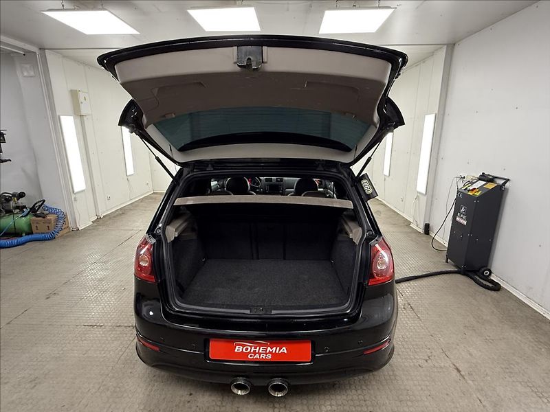 Volkswagen Golf 3,2 V6 4Motion R32 - fotka 21 z 23