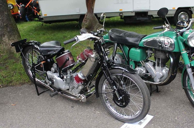 Mezi populární modely společnosti Scott patřil motocykl Scott Flying Squirrel. Byl ale příliš drahý. Vyráběl se od roku 1926 do vypuknutí II. světové války.