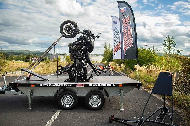 Unikátní trenažér pro trénink jízdy po zadním kole, známý jako Wheelie Machine, má své evropské zázemí v Karlovarském kraji.