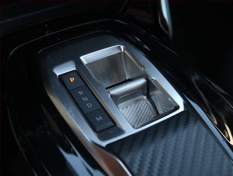 Peugeot 2008 (2023) 1.2 PureTech, Automat, ČR - fotka 13 z 22