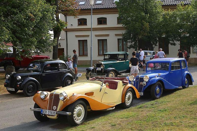 Krása a elegance starých strojů na veteránské vyjížďce plzeňského Veteran Car Clubu v Radobyčicích.